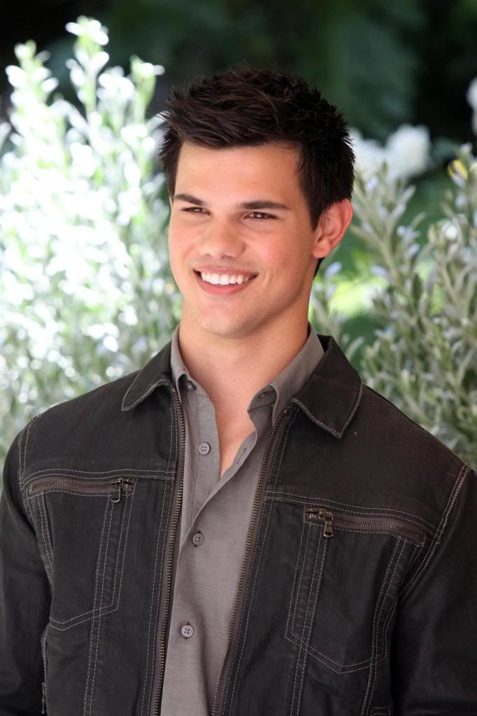 Taylor Lautner Pictures, Images and Photos