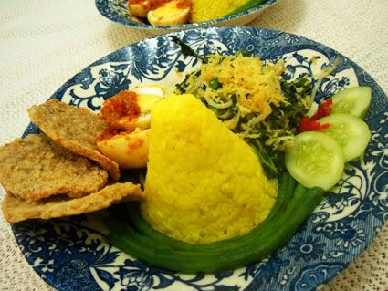 Nasi kuning, urap sayur, dan telur balado, kombinasi yang istimewa.